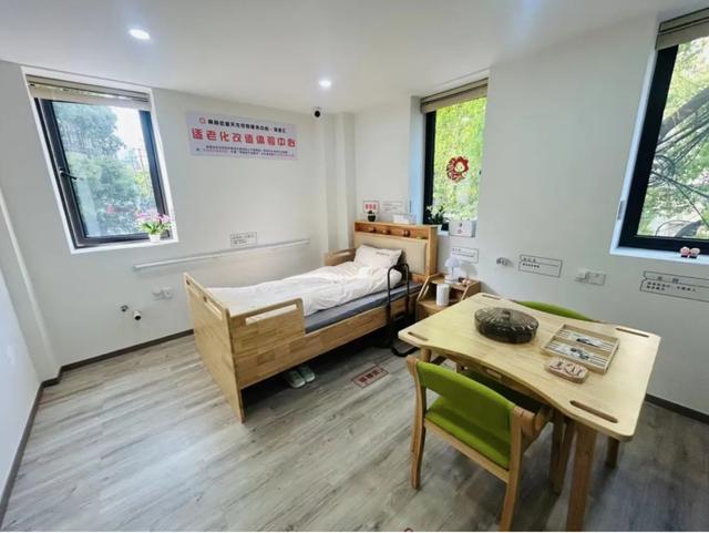 适老化家居  适老家具 适老餐桌 适老椅子  护理床